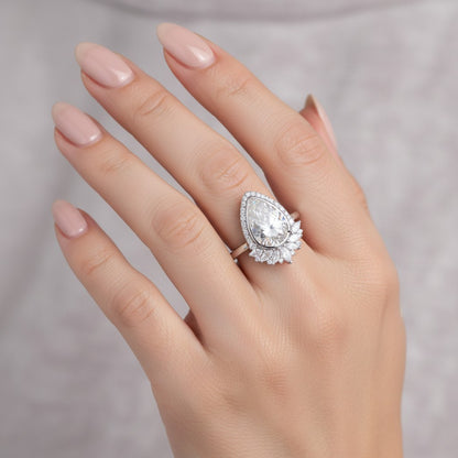LUMIOR Flora vintage statement ring met 4 karaat peervormige moissaniet en sterling zilveren band.