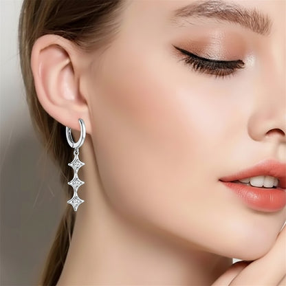 LUMIOR Geometric Edge oorbellen met 0.60 karaat VVS1 moissaniet in 18K verguld sterling zilver.