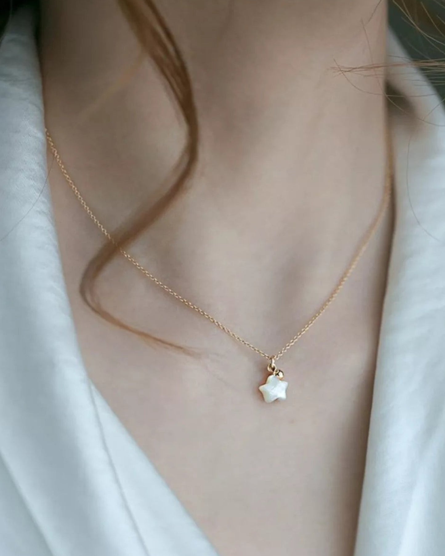 LUMIOR gouden ketting met een sterhanger van parelmoer. Verstelbare lengte, 18K verguld sterling zilver.