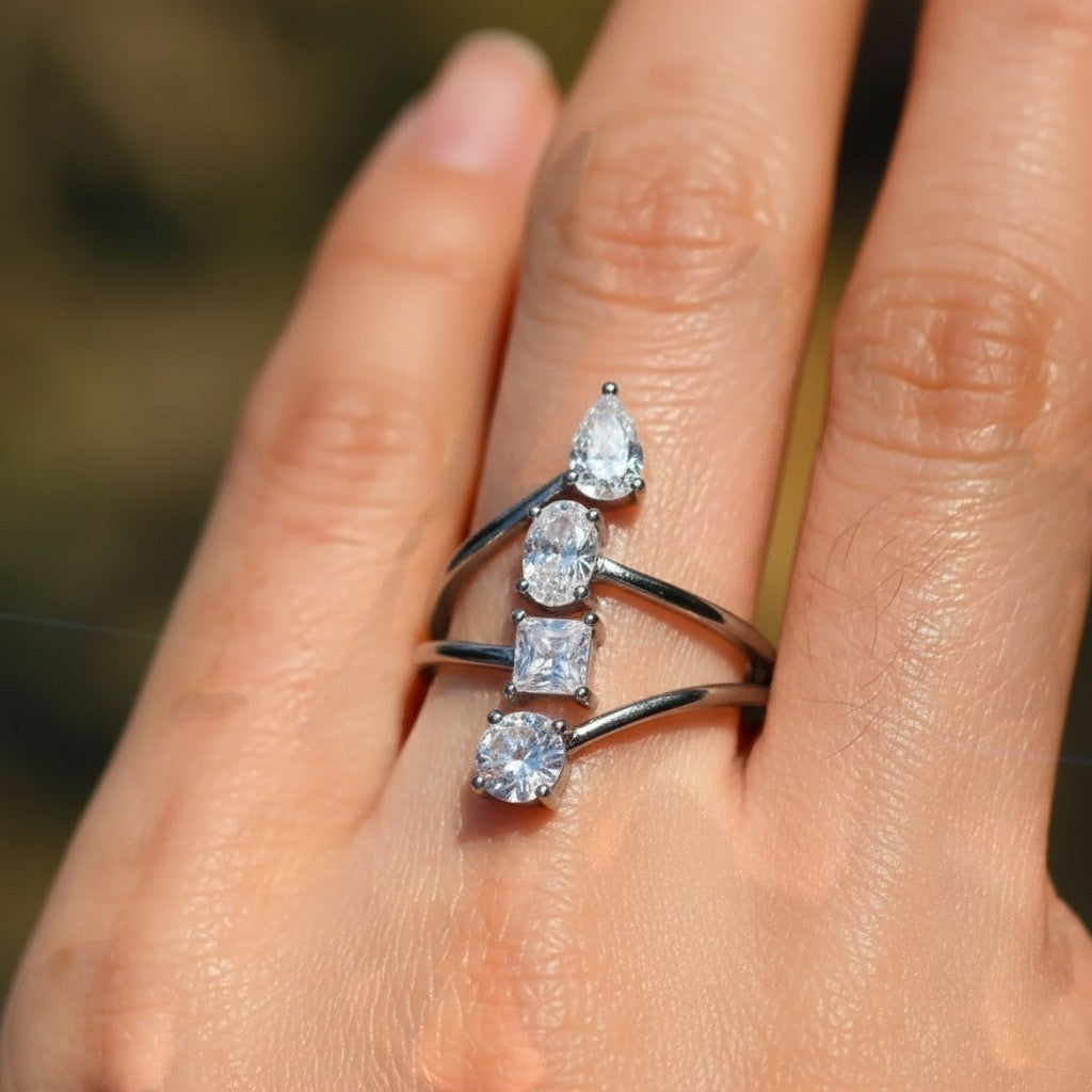 LUMIOR gouden ring met 1.9 karaat multi-shape moissaniet diamanten in druppel, ovaal, vierkant en rond geslepen. Statement ring met klauwzetting.