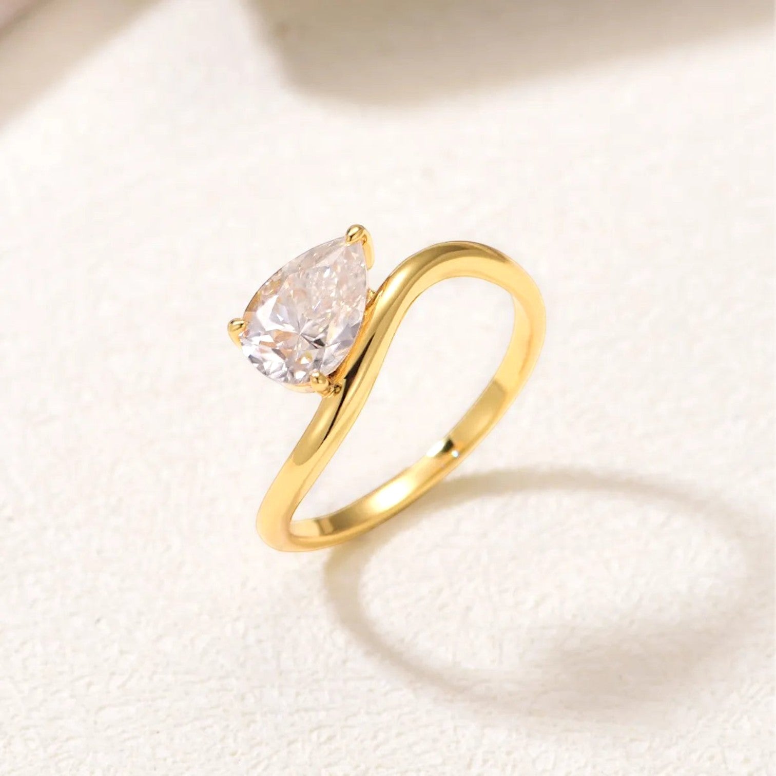 LUMIOR gouden ring met een 1.5 karaat peervormige moissaniet steen, 18K geelgoud verguld sterling zilver