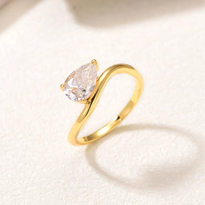 LUMIOR gouden ring met een 1.5 karaat peervormige moissaniet steen, 18K geelgoud verguld sterling zilver