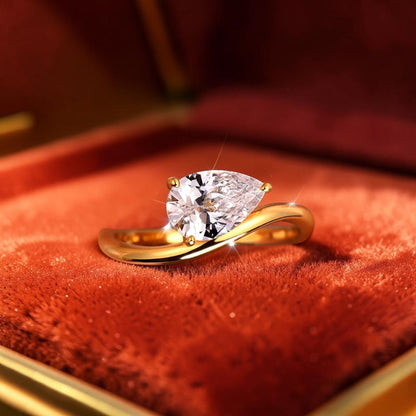LUMIOR gouden ring met een 1.5 karaat peervormige moissaniet steen in een waterdruppel design.