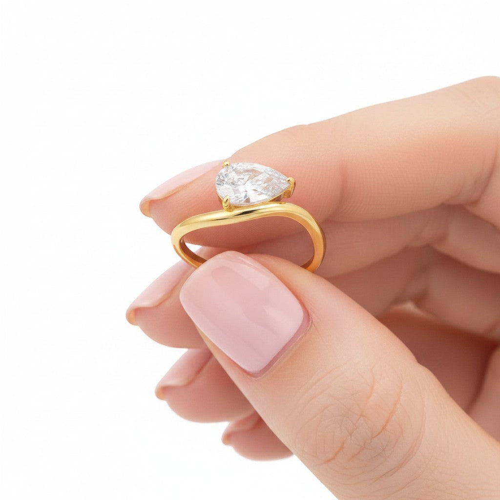 LUMIOR gouden ring met een 1.5 karaat peervormige moissaniet steen.