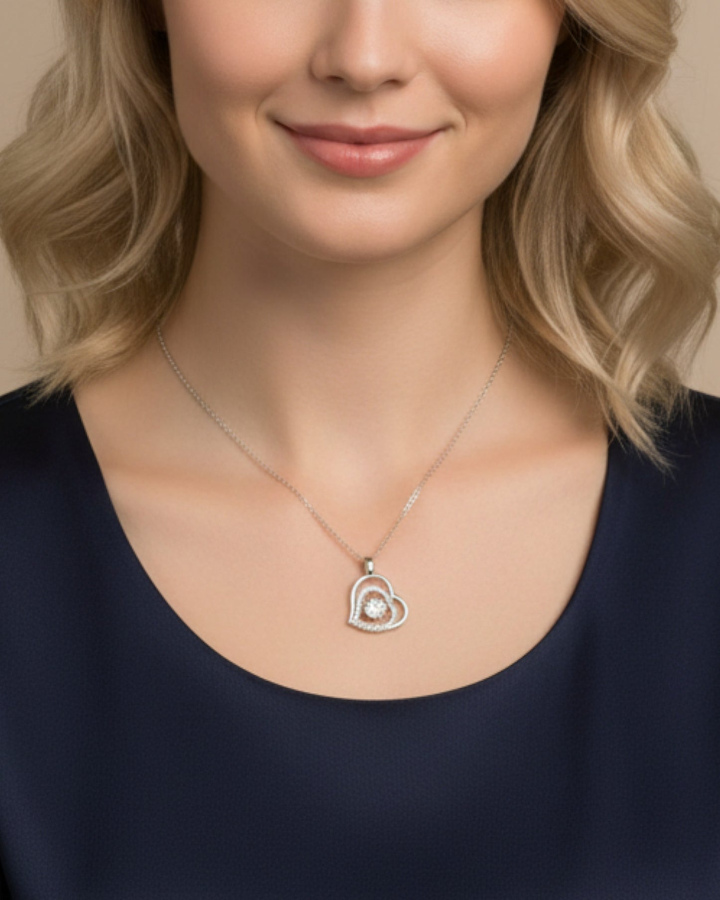 Vrouw draagt LUMIOR minimalistische hartvormige hanger met 0,5 karaat moissanite in 925 sterling zilver