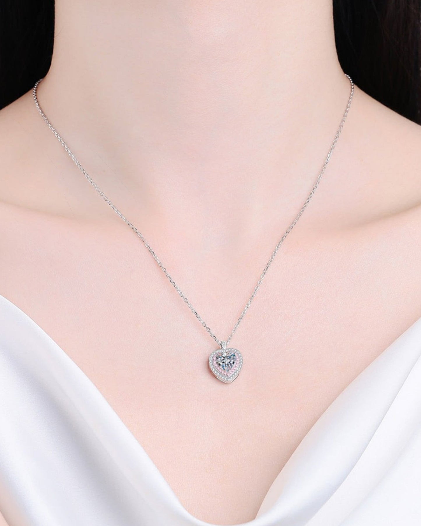 LUMIOR 1 karaat hartvormige moissanite ketting van 925 sterling zilver met rhodium plating gedragen door een model.