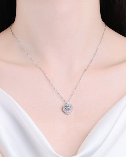 LUMIOR 1 karaat hartvormige moissanite ketting van 925 sterling zilver met rhodium plating gedragen door een model.