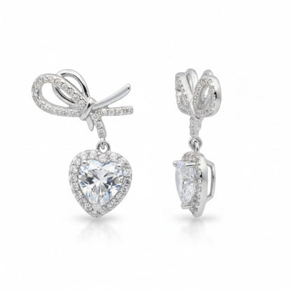 LUMIOR Amour Solitaire 2 ct hartvormige oorbellen met strikdetail en moissaniet