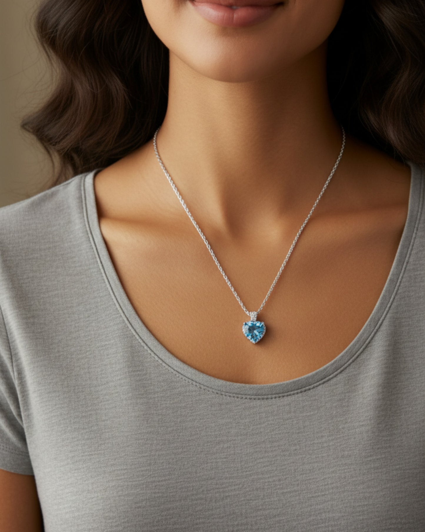 LUMIOR hartvormige ketting van 925 sterling zilver met blauwe zirkonia hanger gedragen door een vrouw.