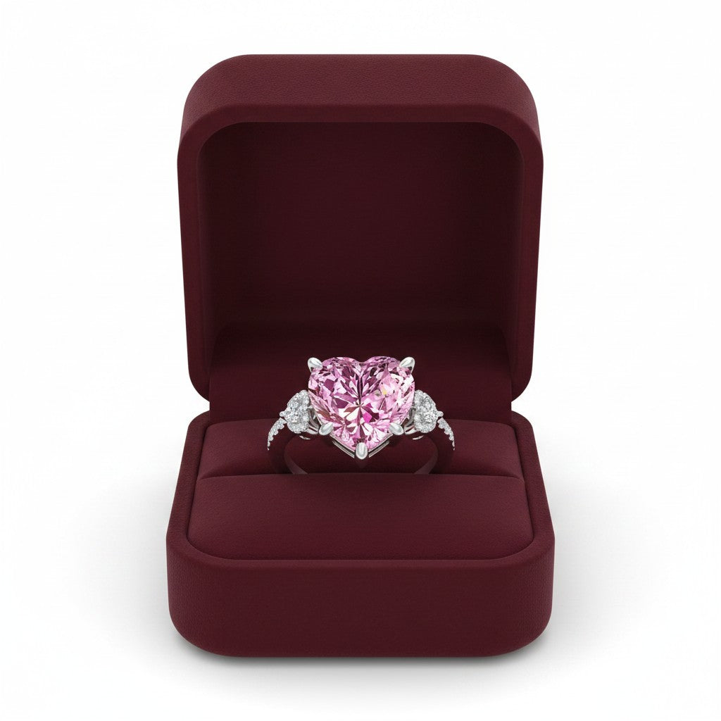 LUMIOR Amandine™ ring met een 6 karaat hartvormige roze moissaniet en pavé bezetting op een zilveren band.