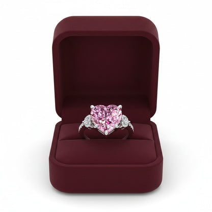 LUMIOR Amandine™ ring met een 6 karaat hartvormige roze moissaniet en pavé bezetting op een zilveren band.