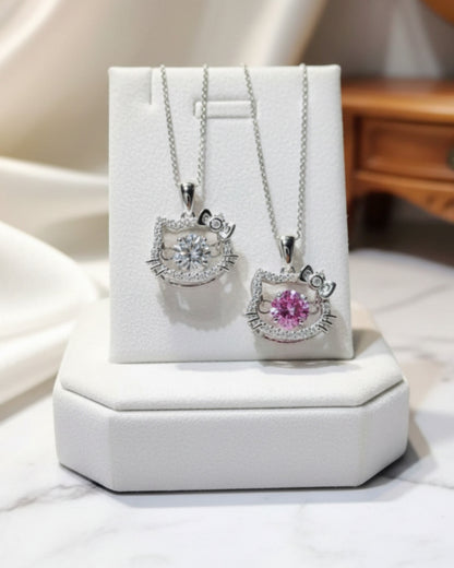 LUMIOR Hello Kitty ketting van 925 sterling zilver met 2 karaat moissanite en roze edelsteen op een display.