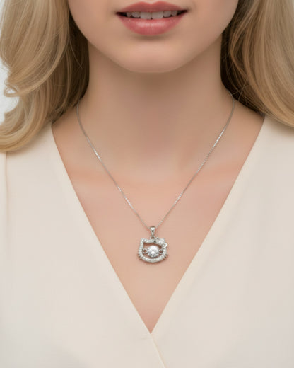 LUMIOR Imperial Aura 2 karaat moissanite ketting van 925 sterling zilver gedragen door een model.