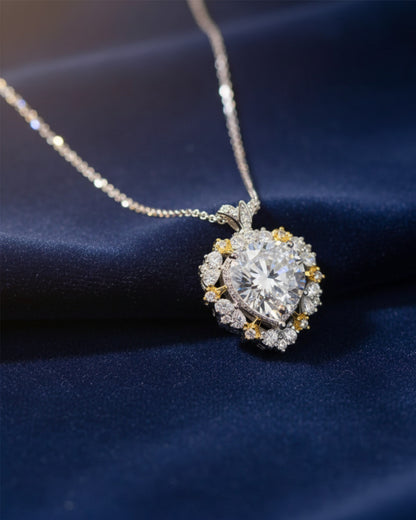 LUMIOR Imperial 5 karaat moissaniet statement ketting van 925 sterling zilver met platina plating op blauwe stof.