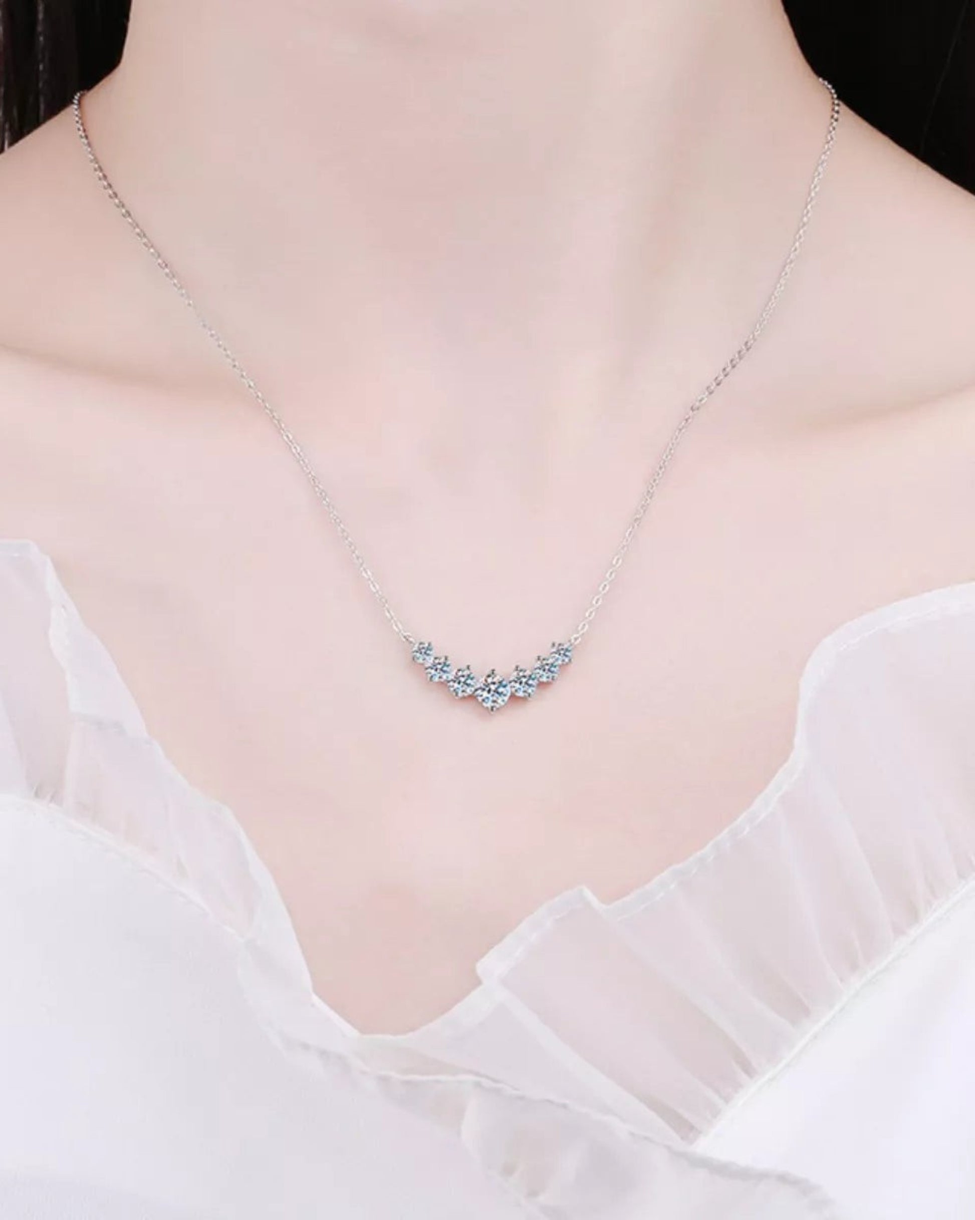 LUMIOR Imperial Solitaire ketting van 925 sterling zilver met 2,8 karaat moissanite stenen gedragen om de hals.