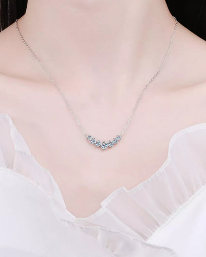 LUMIOR Imperial Solitaire ketting van 925 sterling zilver met 2,8 karaat moissanite stenen gedragen om de hals.