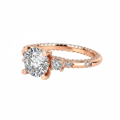 LUMIOR Isla™ ring met 2 karaat moissaniet diamant in 18K roségoud verguld sterling zilver. Solitaire met vier klauwen en gedetailleerde band.