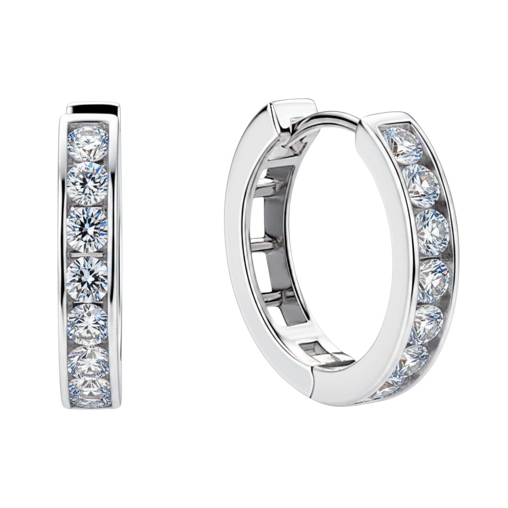 LUMIOR Luxe Shimmer 0.96 ct Moissanite Huggie Oorbellen in 925 Sterling Zilver met Platinum of 18K Goud plating.