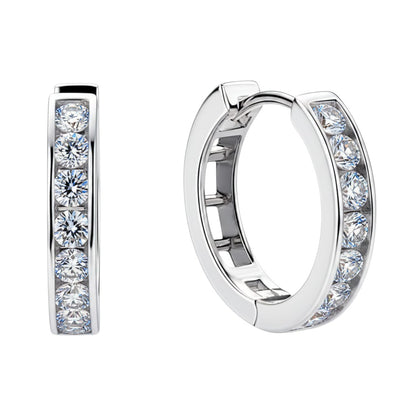 LUMIOR Luxe Shimmer 0.96 ct Moissanite Huggie Oorbellen in 925 Sterling Zilver met Platinum of 18K Goud plating.