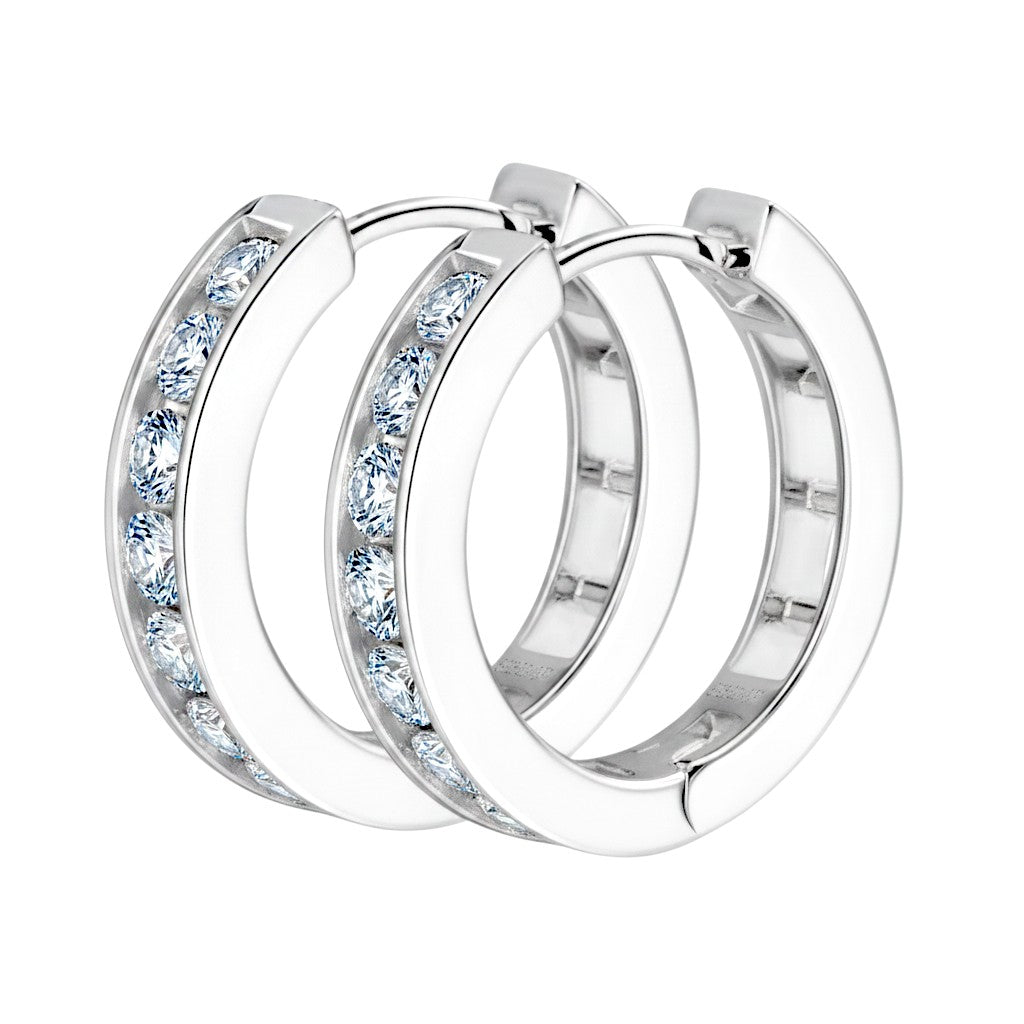 LUMIOR Luxe Shimmer 0.96 ct Moissanite Huggie Oorbellen in 18K goud verguld sterling zilver.
