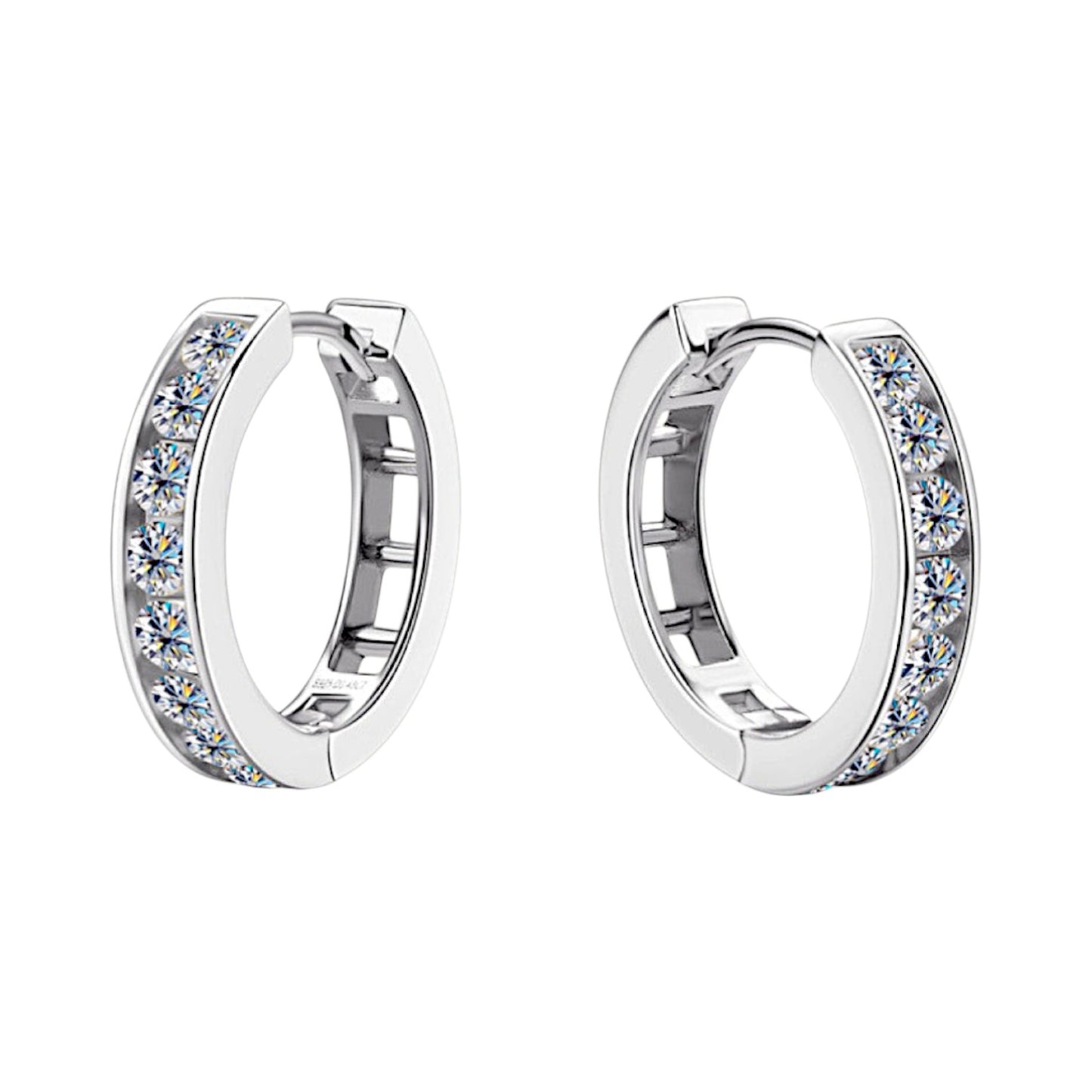 LUMIOR Luxe Shimmer 0.96 ct Moissanite Huggie Oorbellen in 925 Sterling Zilver met Platinum of 18K Goud plating.