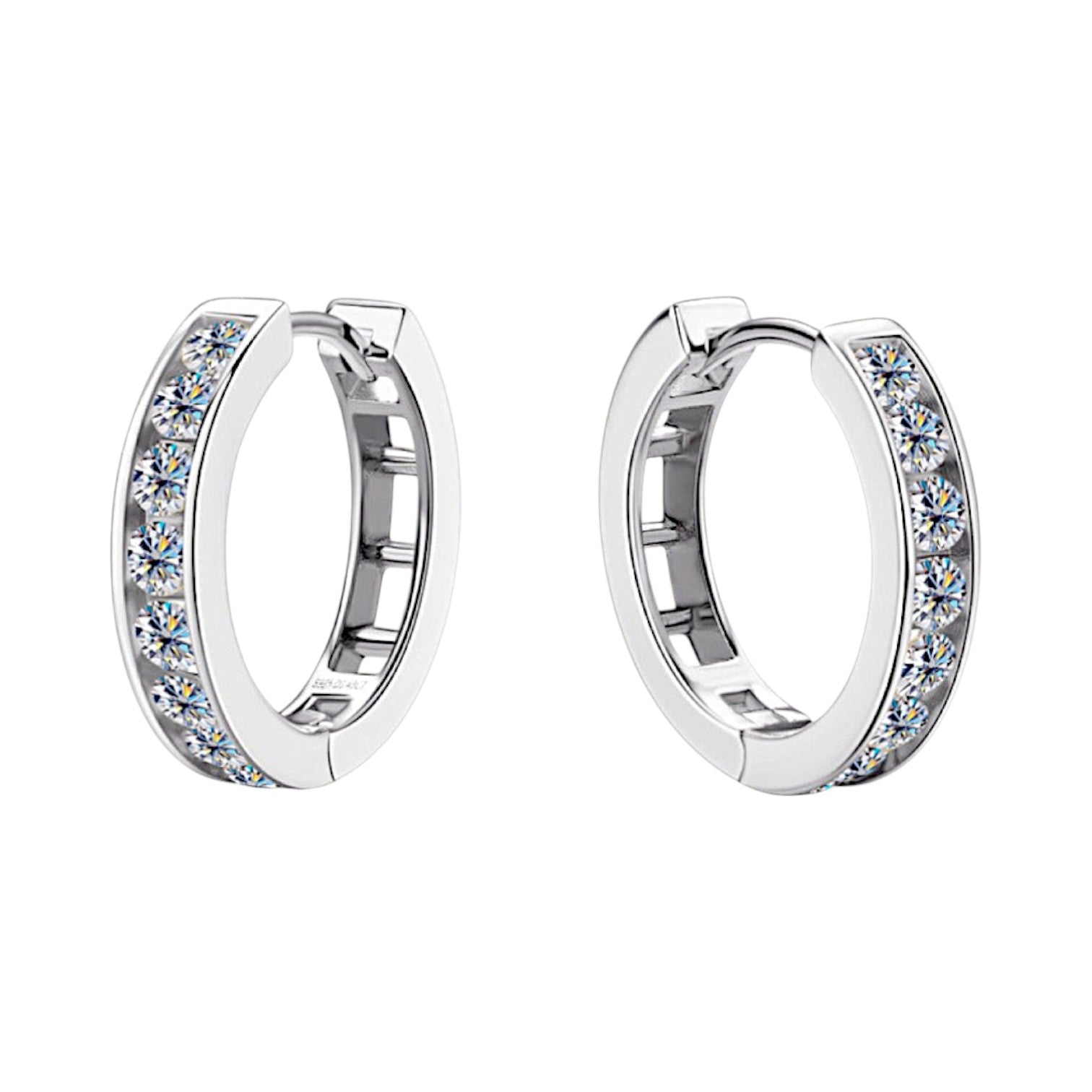 LUMIOR Luxe Shimmer 0.96 ct Moissanite Huggie Oorbellen in 925 Sterling Zilver met Platinum of 18K Goud plating.