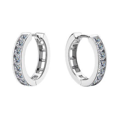 LUMIOR Luxe Shimmer 0.96 ct Moissanite Huggie Oorbellen in 925 Sterling Zilver met Platinum of 18K Goud plating.