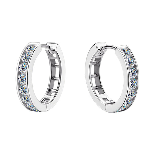 LUMIOR Luxe Shimmer 0.96 ct Moissanite Huggie Oorbellen in 925 Sterling Zilver met Platinum of 18K Goud plating.