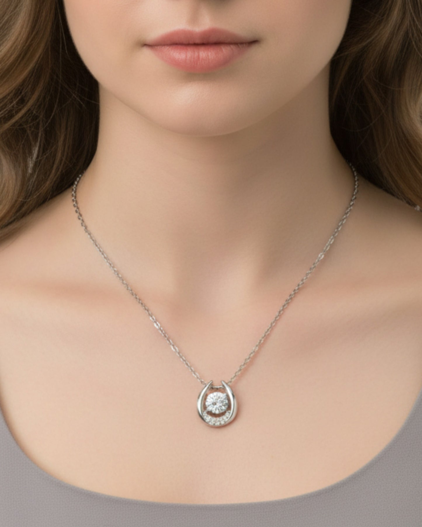 Model draagt LUMIOR Minimalist Aura 0.5 karaat moissanite hanger ketting van 925 sterling zilver met platina finish.