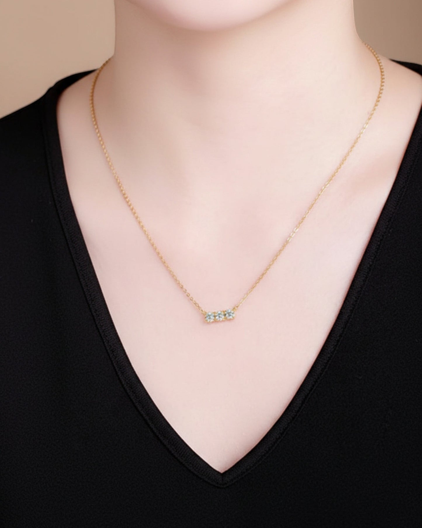 LUMIOR moderne bar ketting met 0.3 karaat moissaniet in 18k verguld sterling zilver gedragen door een model