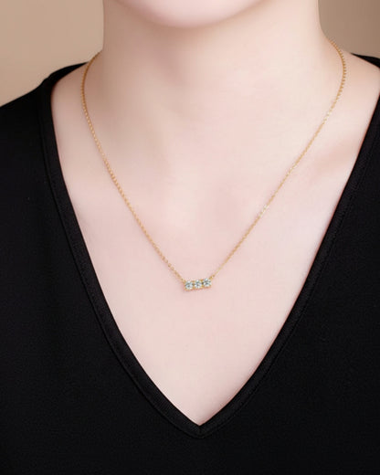 LUMIOR moderne bar ketting met 0.3 karaat moissaniet in 18k verguld sterling zilver gedragen door een model