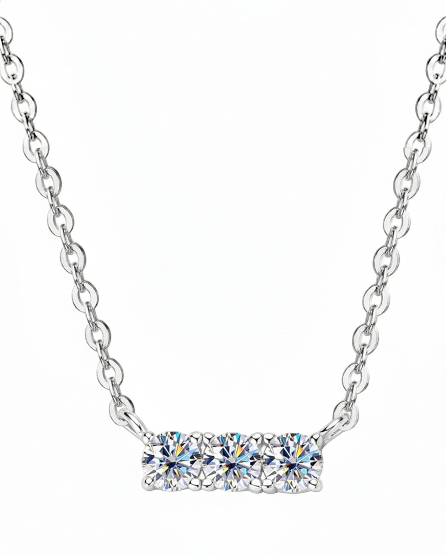 LUMIOR moderne bar ketting van 925 sterling zilver met 0,3 karaat briljante moissaniet stenen in een strak design.