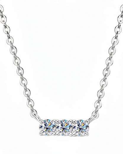 LUMIOR moderne bar ketting van 925 sterling zilver met 0,3 karaat briljante moissaniet stenen in een strak design.