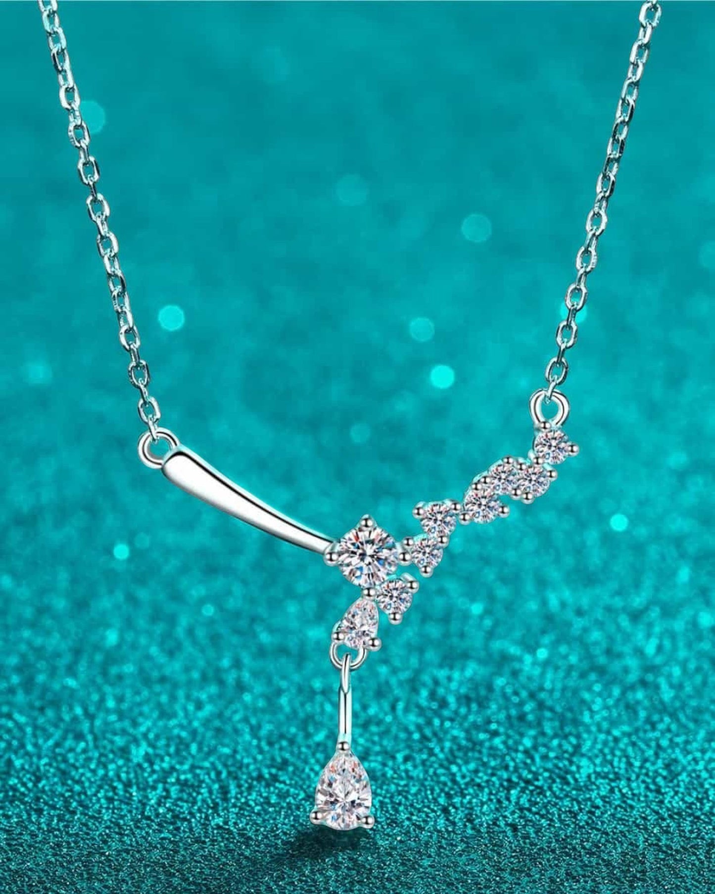 LUMIOR Cluster Brilliance ketting van 925 sterling zilver met 1 karaat moissaniet in een minimalistisch ontwerp.