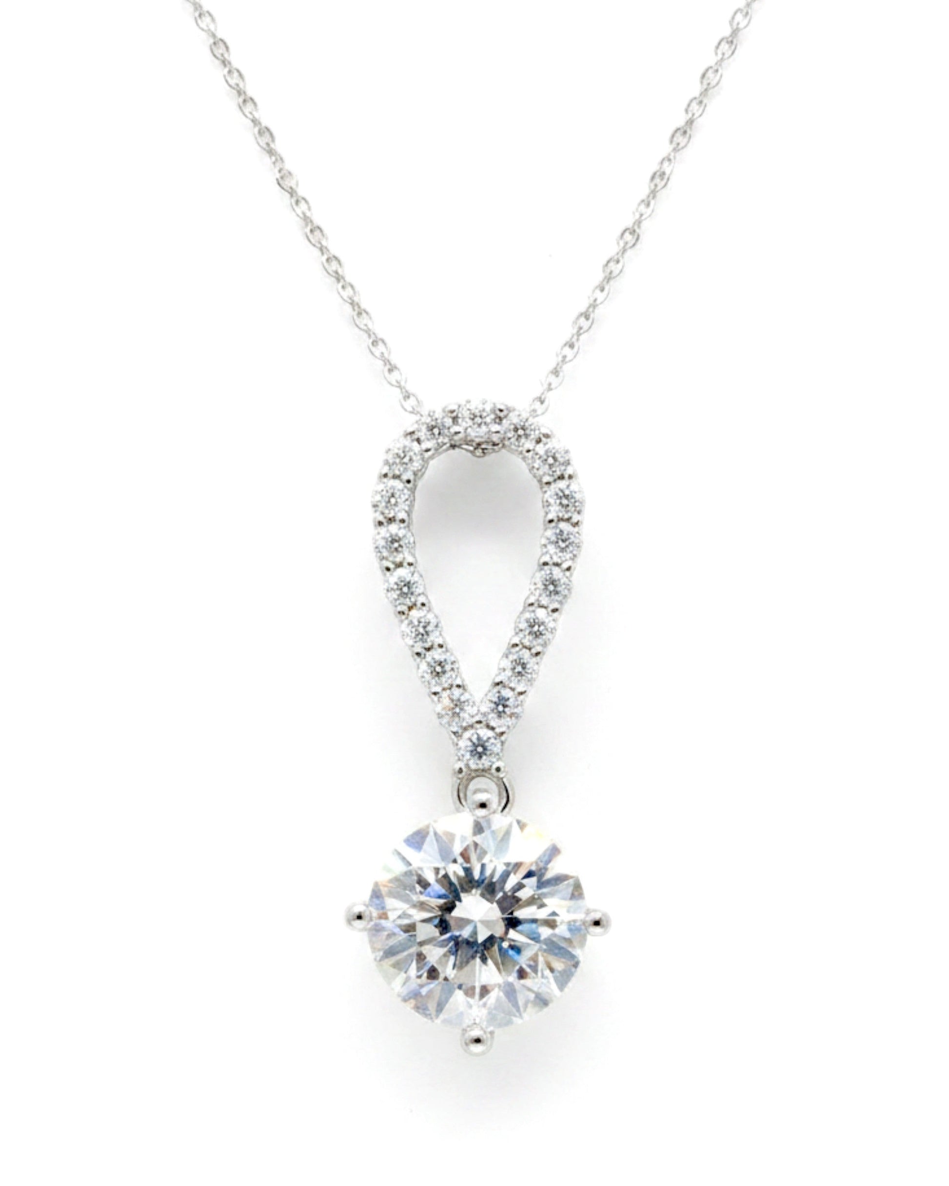 LUMIOR 5 karaat moissaniet ketting met druppelvormige hanger in 925 sterling zilver met sprankelende steentjes.