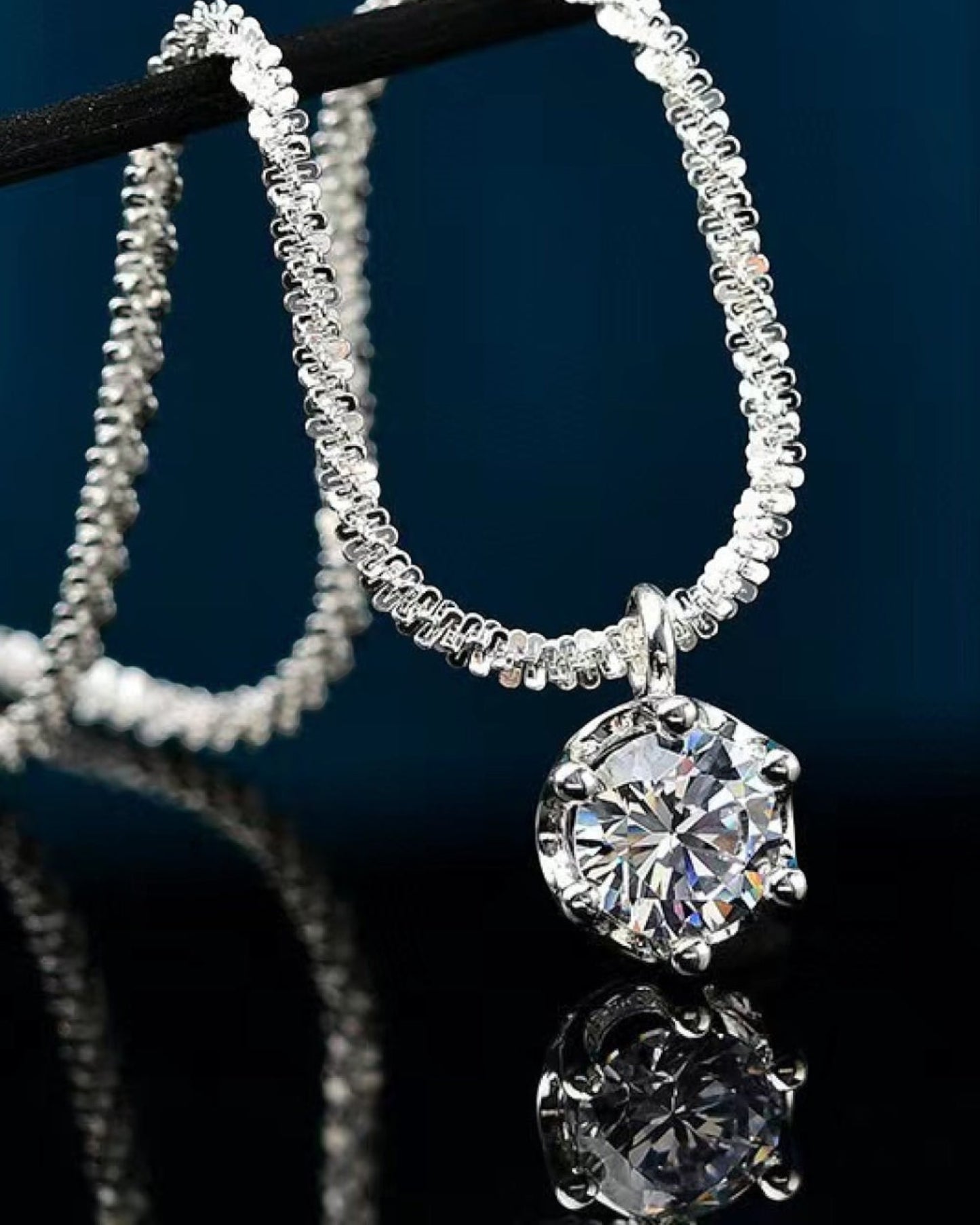 LUMIOR 1 karaat moissaniet halo hanger ketting van 925 sterling zilver met platina plating op een donkere achtergrond
