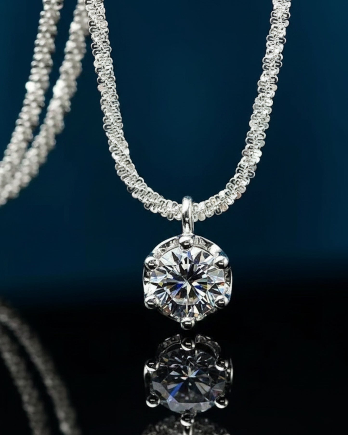 LUMIOR 1 karaat moissaniet halo hanger ketting van 925 sterling zilver met platina plating op een donkere achtergrond