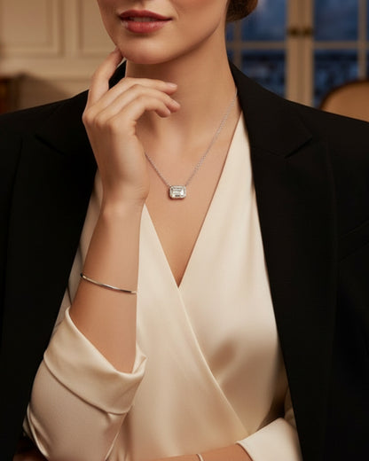 Model draagt LUMIOR Imperial Solitaire 1 karaat moissaniet hanger ketting van 925 sterling zilver in luxe setting.