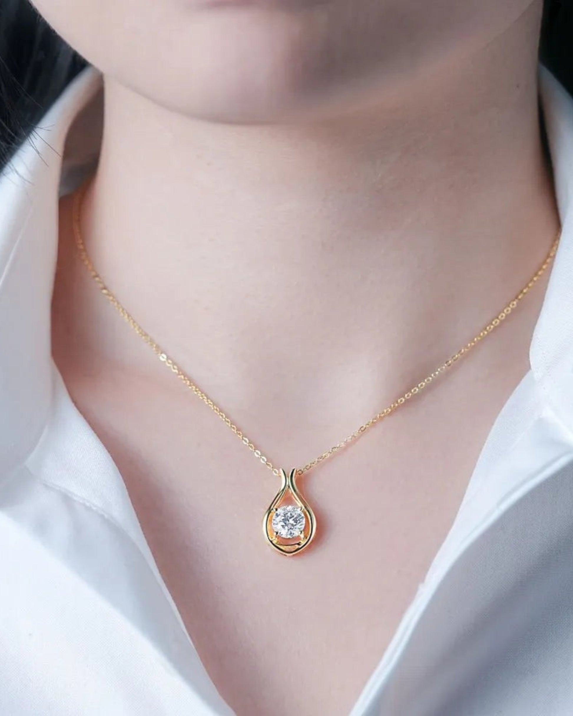 LUMIOR 2 karaat moissaniet hanger ketting van 18k goud verguld zilver gedragen door een model in wit overhemd.