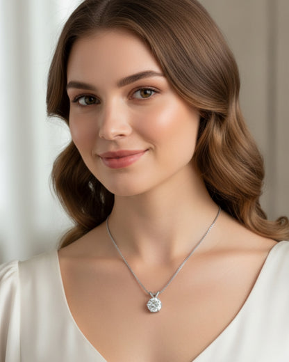 Model draagt LUMIOR minimalistische 1 karaat moissaniet hanger ketting van 925 sterling zilver.