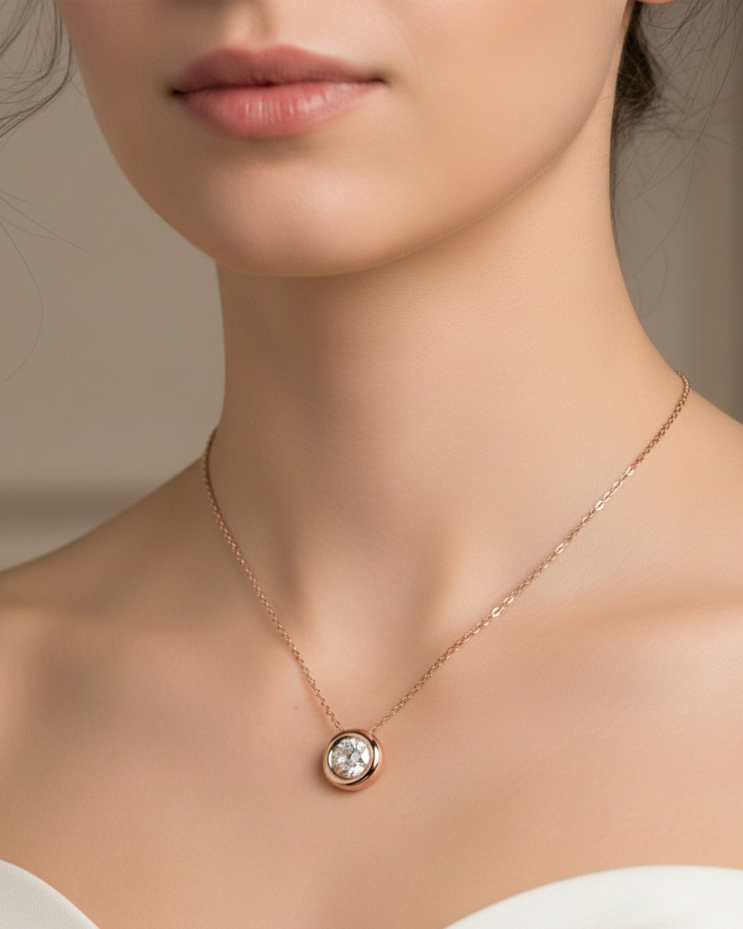 LUMIOR minimalistische 1 karaat moissaniet hanger ketting in 18K roségoud verguld zilver gedragen door een model.