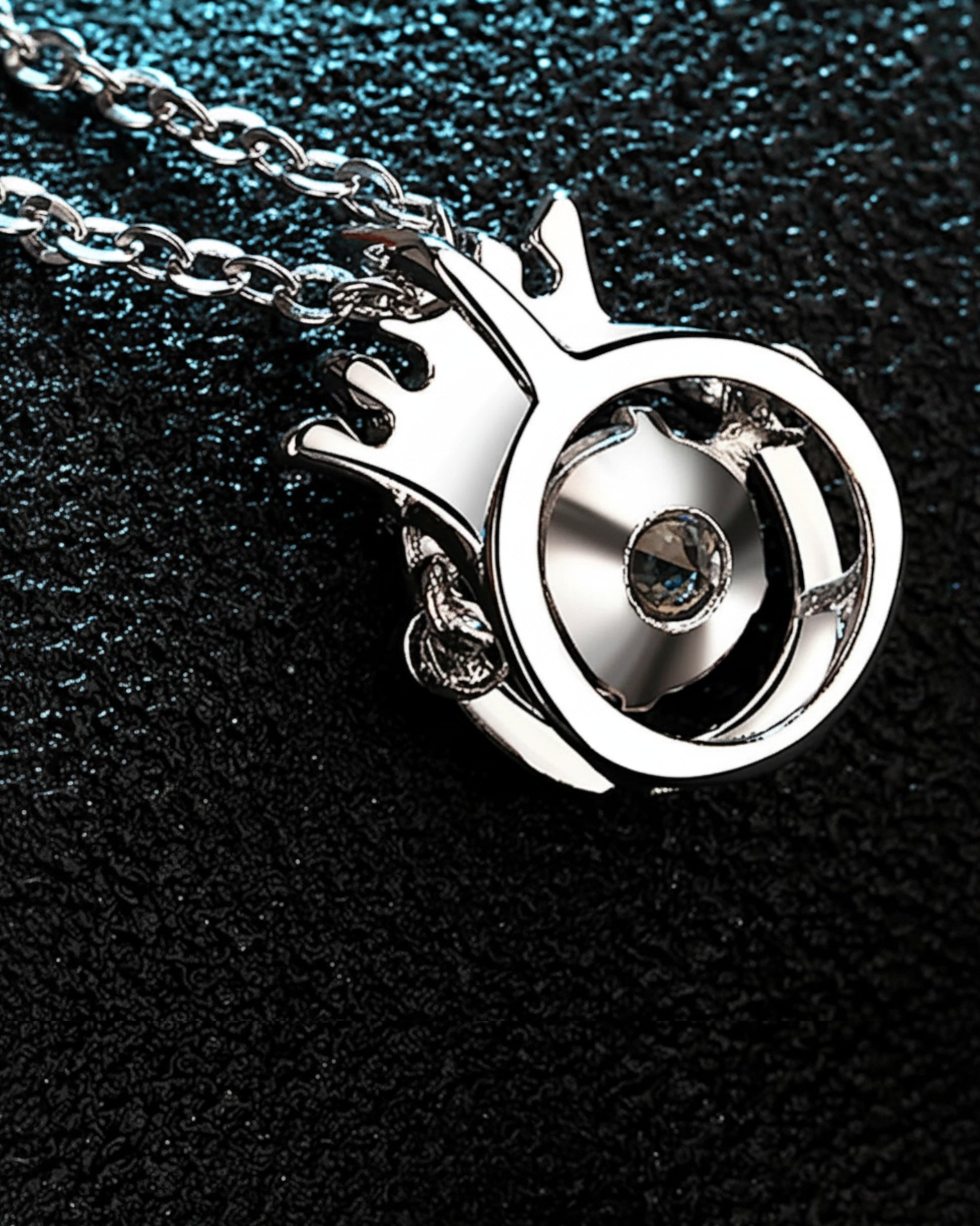 LUMIOR 0,5 karaat moissaniet hanger ketting van sterling zilver met rhodium afwerking en kroonvormig design.