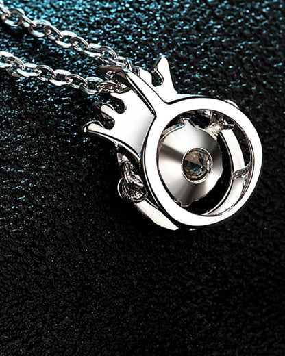 LUMIOR 0,5 karaat moissaniet hanger ketting van sterling zilver met rhodium afwerking en kroonvormig design.