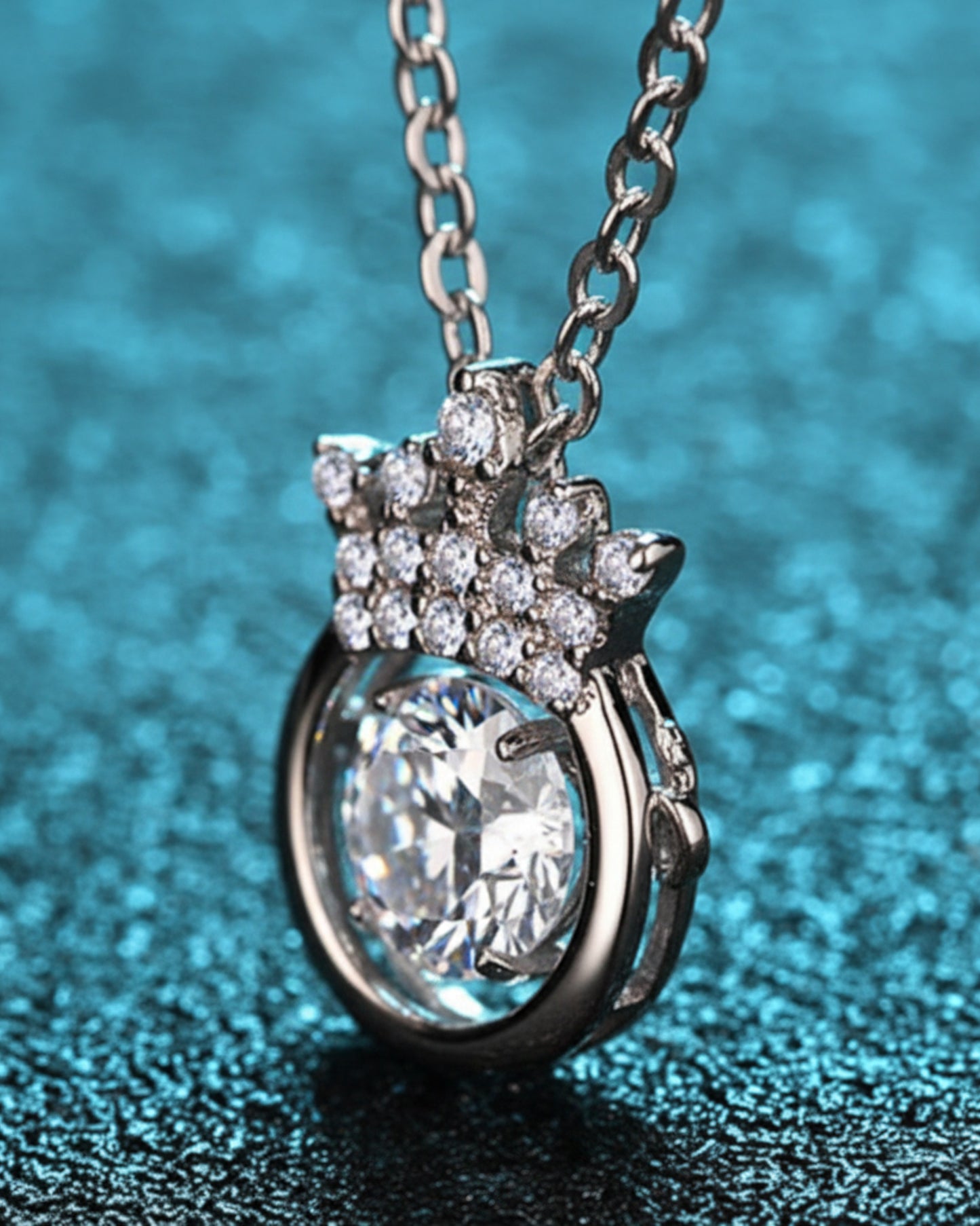 LUMIOR 0,5 karaat moissaniet ketting van sterling zilver met rhodium plating en kroonvormige zirkonia accenten.