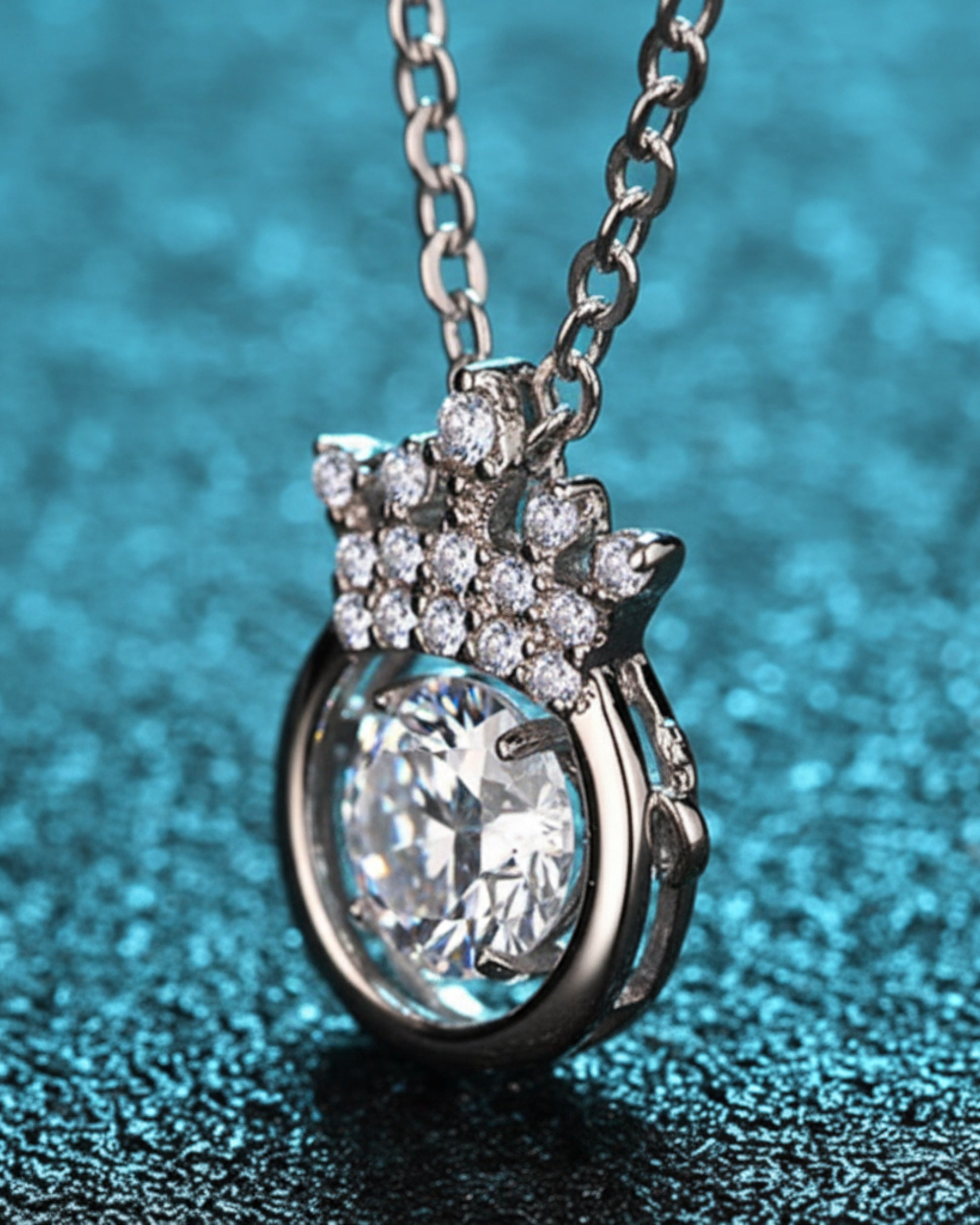 LUMIOR 0,5 karaat moissaniet ketting van sterling zilver met rhodium plating en kroonvormige zirkonia accenten.