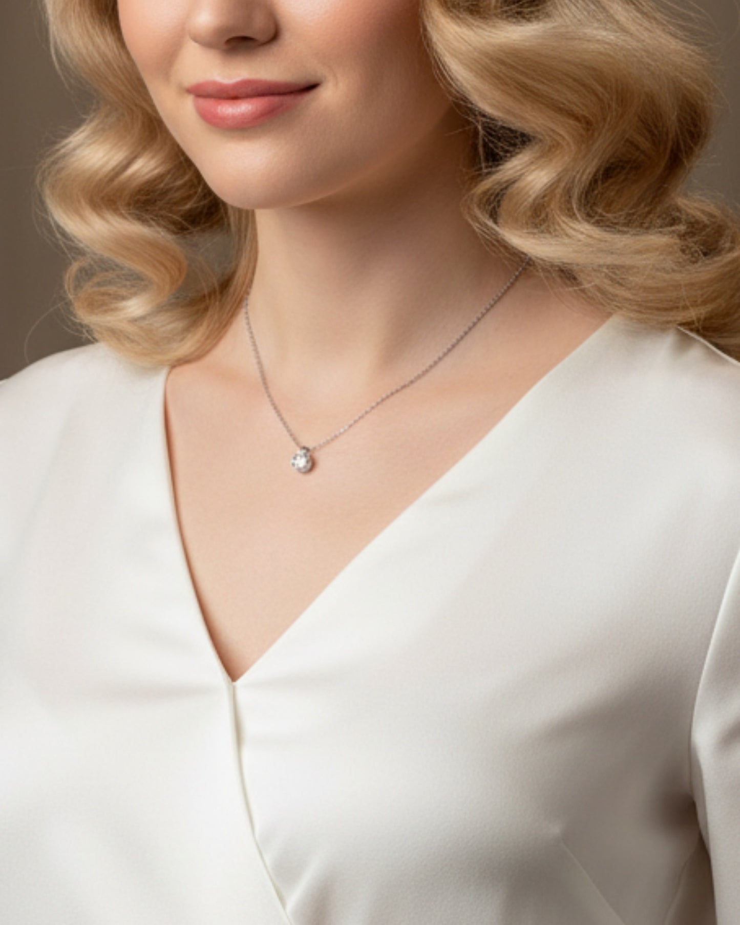 Vrouw draagt LUMIOR 1 karaat moissaniet ketting van sterling zilver met een elegante hanger in een luxe setting.