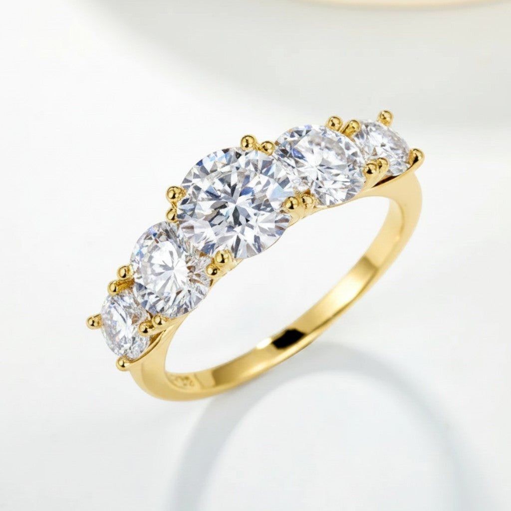 LUMIOR Sophitia™ ring met 3 karaat moissaniet diamant in 925 sterling zilver met 18K geelgoud plating. Klassiek ontwerp met vier stenen.