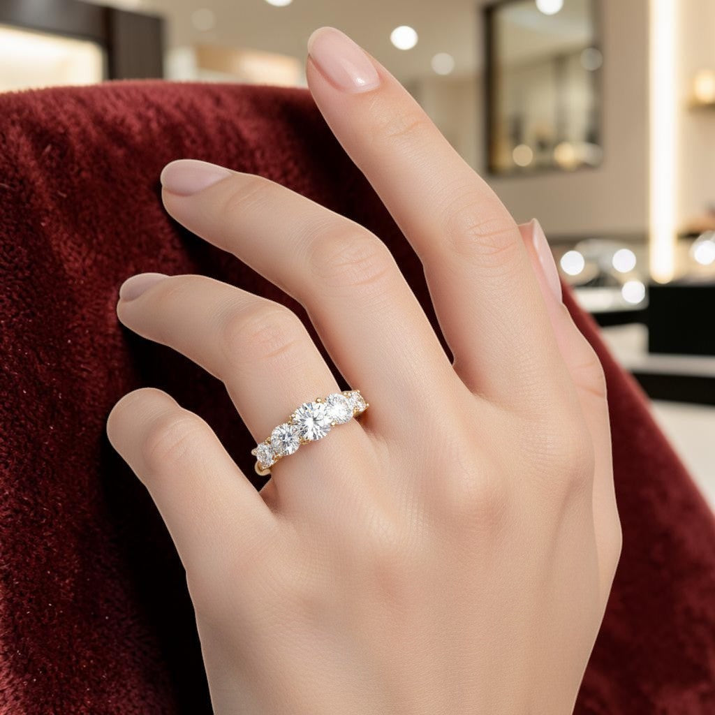 LUMIOR Sophitia™ ring met 3 karaat moissaniet in 18k geelgoud verguld sterling zilver. Vijf ronde stenen in vierklauwzetting.