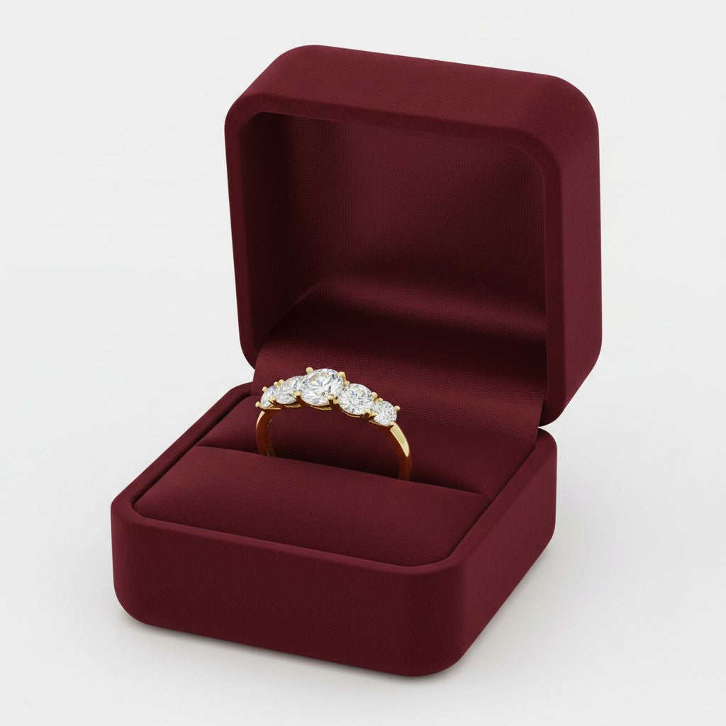 LUMIOR Sophitia™ ring met 3 karaat moissaniet in 18k geelgoud verguld sterling zilver. Klassiek ontwerp met vier stenen.