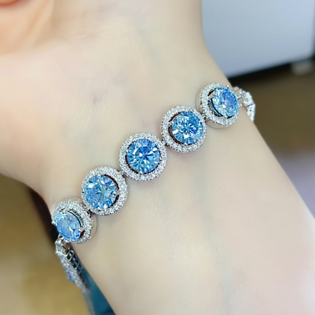 LUMIOR 5 karaat moissanite armband van 925 sterling zilver met platina plating en blauwe stenen, omringd door witte accentstenen.